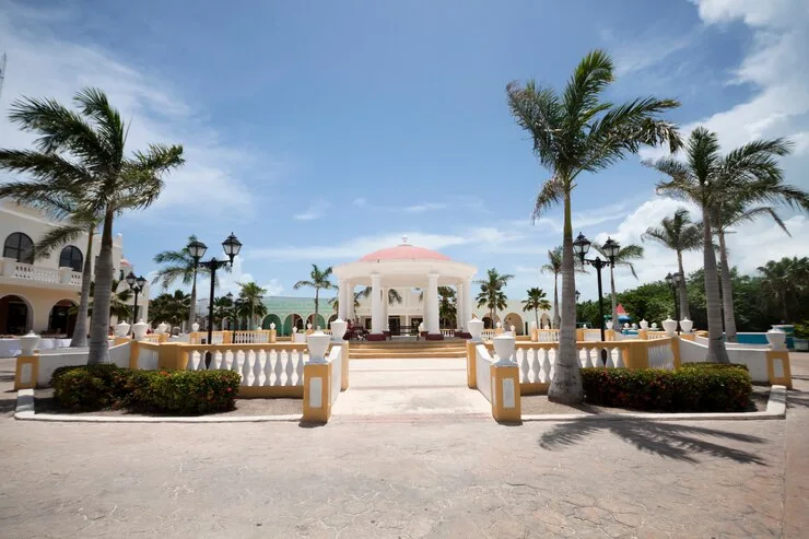long-shot-tropical-resort-seaside