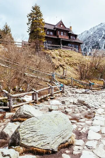traditional-wooden-house-hill